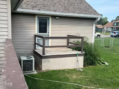 Exterior - 306 4th Ave W, Mobridge, SD 57601 photo 2 of 8