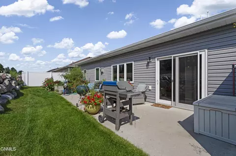 Exterior - 811 Bremner Ave, Bismarck, ND 58503 photo 4 of 4