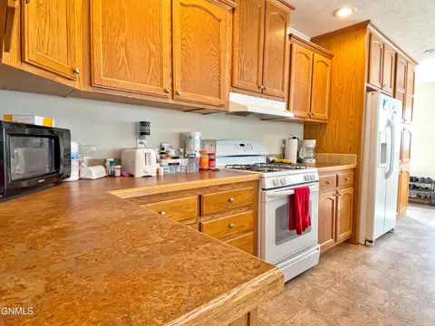 Kitchen - 3801 21st Ave W, Williston, ND 58801 photo 6 of 7