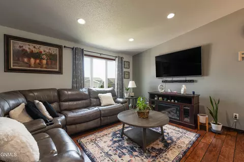 Living - 3310 Doubleday Dr, Bismarck, ND 58503 photo 2 of 3