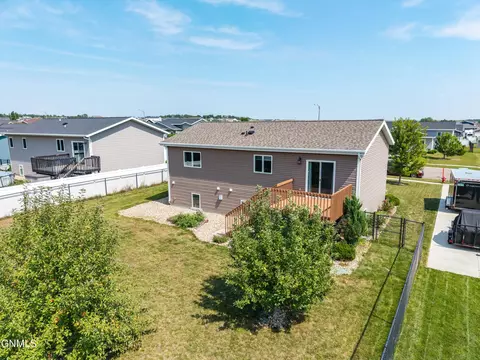 View/Area - 3310 Doubleday Dr, Bismarck, ND 58503 photo 7 of 12
