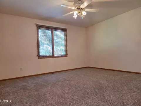 Bedroom - 822 Interstate Ave W, Bismarck, ND 58503 photo 5 of 8