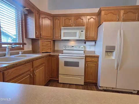 Kitchen - 822 Interstate Ave W, Bismarck, ND 58503 photo 4 of 6