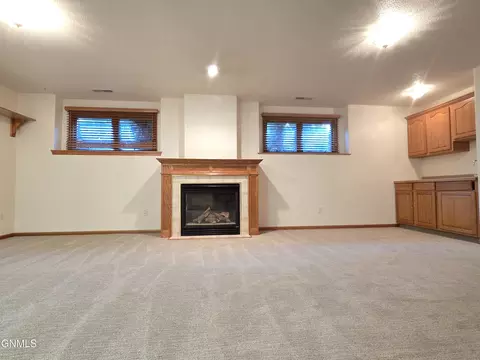 Living - 822 Interstate Ave W, Bismarck, ND 58503 photo 6 of 8