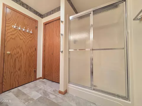 Bath - 822 Interstate Ave W, Bismarck, ND 58503 photo 4 of 5