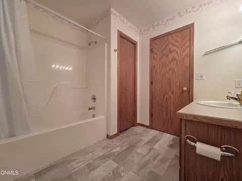 Bath - 822 Interstate Ave W, Bismarck, ND 58503 photo 1 of 5