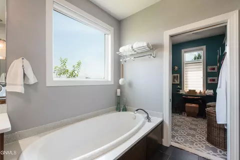 Bath - 4008 Beachfront Pl SE, Mandan, ND 58554 photo 3 of 6