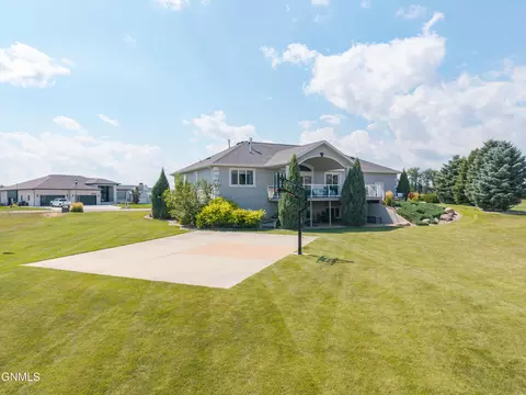 Exterior - 4008 Beachfront Pl SE, Mandan, ND 58554 photo 9 of 18