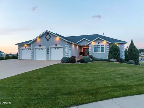 Exterior - 4008 Beachfront Pl SE, Mandan, ND 58554 photo 1 of 18