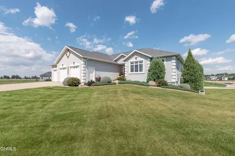 Exterior - 4008 Beachfront Pl SE, Mandan, ND 58554 photo 16 of 18