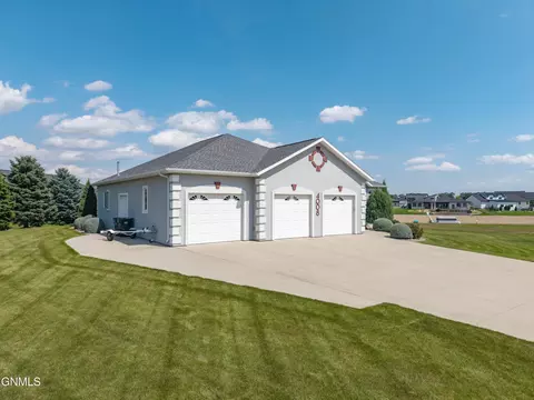 Exterior - 4008 Beachfront Pl SE, Mandan, ND 58554 photo 14 of 18