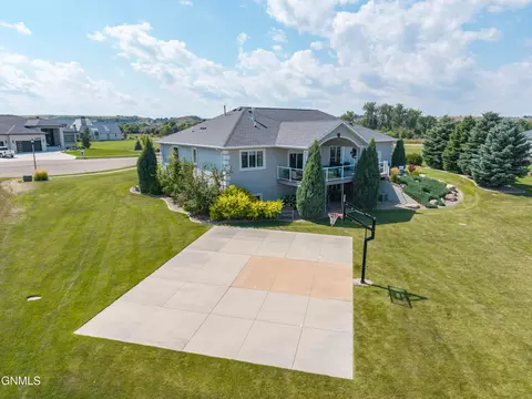 Exterior - 4008 Beachfront Pl SE, Mandan, ND 58554 photo 11 of 18