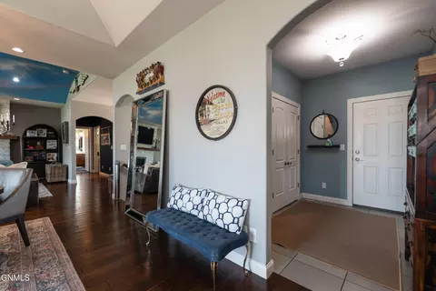 Entry Way - 4008 Beachfront Pl SE, Mandan, ND 58554 photo 3 of 7