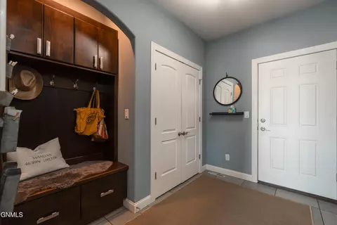 Entry Way - 4008 Beachfront Pl SE, Mandan, ND 58554 photo 4 of 7