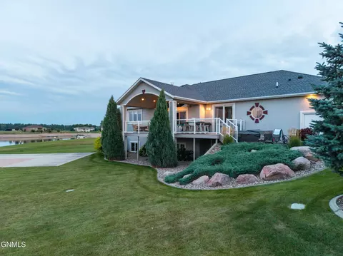 Exterior - 4008 Beachfront Pl SE, Mandan, ND 58554 photo 4 of 18