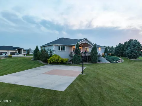 Exterior - 4008 Beachfront Pl SE, Mandan, ND 58554 photo 3 of 18