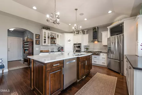 Kitchen - 4008 Beachfront Pl SE, Mandan, ND 58554 photo 3 of 4