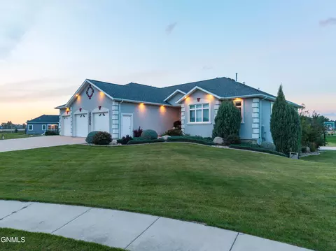 Exterior - 4008 Beachfront Pl SE, Mandan, ND 58554 photo 2 of 18