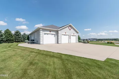 Exterior - 4008 Beachfront Pl SE, Mandan, ND 58554 photo 18 of 18