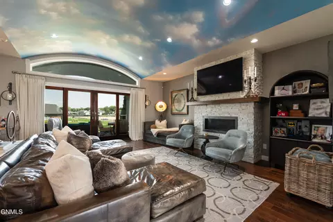 Living - 4008 Beachfront Pl SE, Mandan, ND 58554 photo 2 of 2
