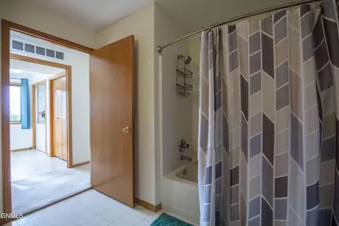Bath - 539 Brandon Pl, Bismarck, ND 58503 photo 3 of 5
