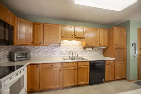 Kitchen - 539 Brandon Pl, Bismarck, ND 58503 photo 3 of 5