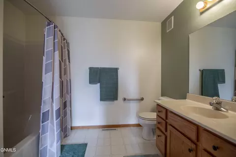 Bath - 539 Brandon Pl, Bismarck, ND 58503 photo 2 of 5