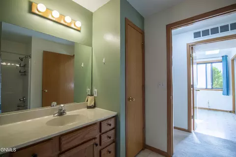 Bath - 539 Brandon Pl, Bismarck, ND 58503 photo 4 of 5