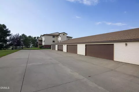 Exterior - 539 Brandon Pl, Bismarck, ND 58503 photo 2 of 5