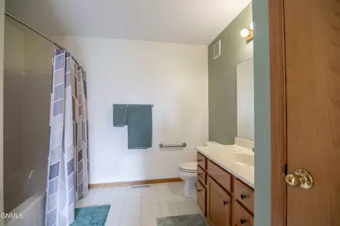 Bath - 539 Brandon Pl, Bismarck, ND 58503 photo 1 of 5