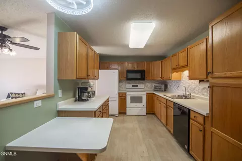Kitchen - 539 Brandon Pl, Bismarck, ND 58503 photo 2 of 5