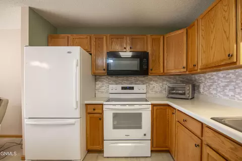 Kitchen - 539 Brandon Pl, Bismarck, ND 58503 photo 4 of 5
