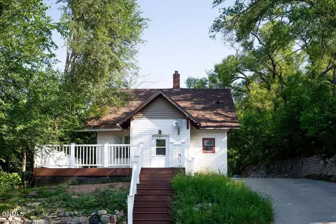 319 7th St NE, Jamestown, ND 58401