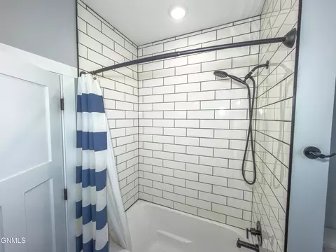 Bath - 5487 Matthew Ave, Williston, ND 58801 photo 2 of 6
