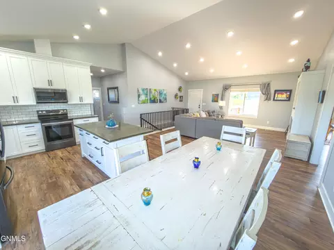 Dining - 5487 Matthew Ave, Williston, ND 58801 photo 2 of 2