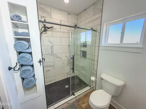 Bath - 5487 Matthew Ave, Williston, ND 58801 photo 4 of 6