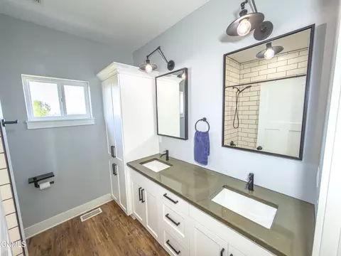 Bath - 5487 Matthew Ave, Williston, ND 58801 photo 3 of 6