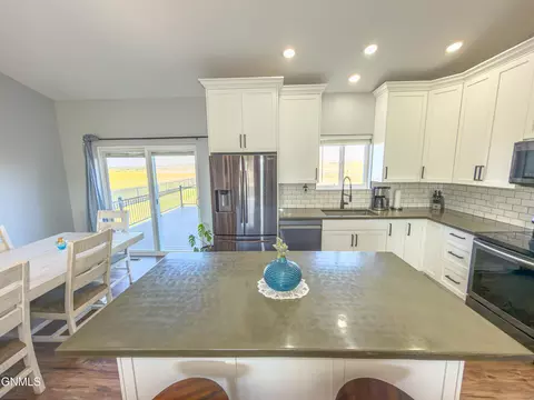 Kitchen - 5487 Matthew Ave, Williston, ND 58801 photo 2 of 6