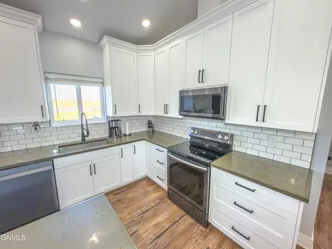 Kitchen - 5487 Matthew Ave, Williston, ND 58801 photo 3 of 6