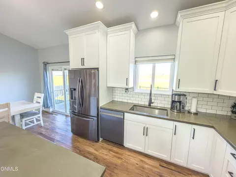 Kitchen - 5487 Matthew Ave, Williston, ND 58801 photo 4 of 6