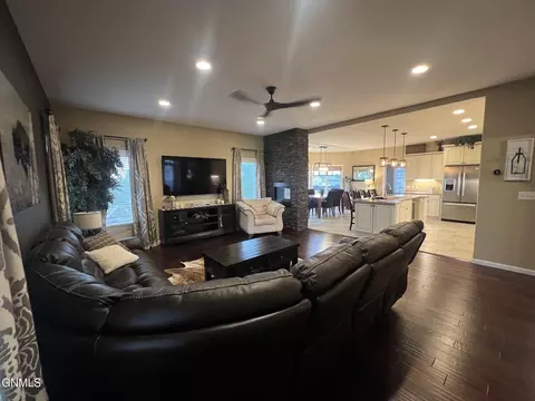 Living - 4607 Granite Dr, Bismarck, ND 58503 photo 2 of 4