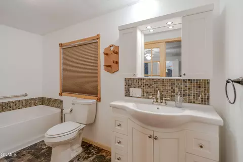 Bath - 209 Tuttle Ave, Mandan, ND 58554 photo 1 of 7