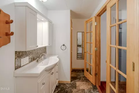 Bath - 209 Tuttle Ave, Mandan, ND 58554 photo 2 of 7