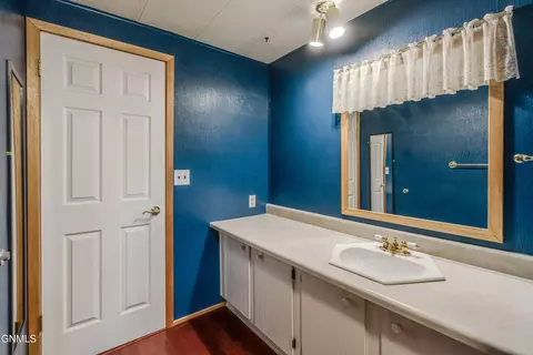 Bath - 209 Tuttle Ave, Mandan, ND 58554 photo 6 of 7