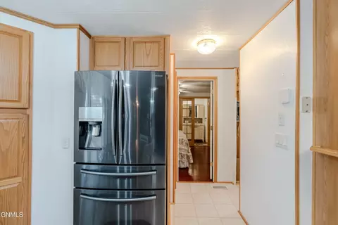 Entry Way - 209 Tuttle Ave, Mandan, ND 58554 photo 4 of 5