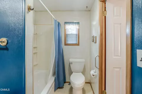Bath - 209 Tuttle Ave, Mandan, ND 58554 photo 5 of 7