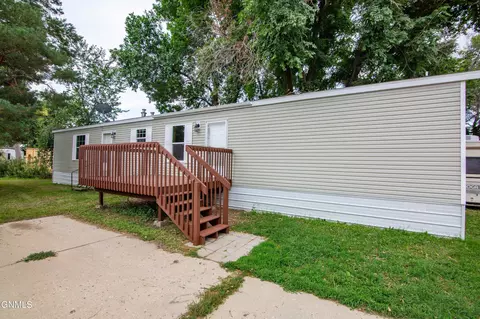 Exterior - 911 S Frontier Trl, Mandan, ND 58554 photo 2 of 2