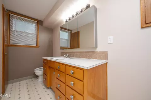 Bath - 469 Custer St, Dickinson, ND 58601 photo 5 of 6