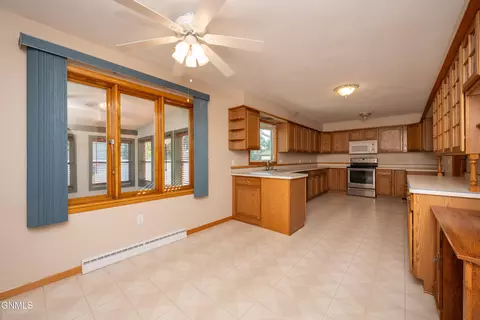 Kitchen - 469 Custer St, Dickinson, ND 58601 photo 7 of 11