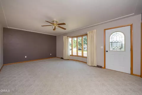 Living - 469 Custer St, Dickinson, ND 58601 photo 2 of 3